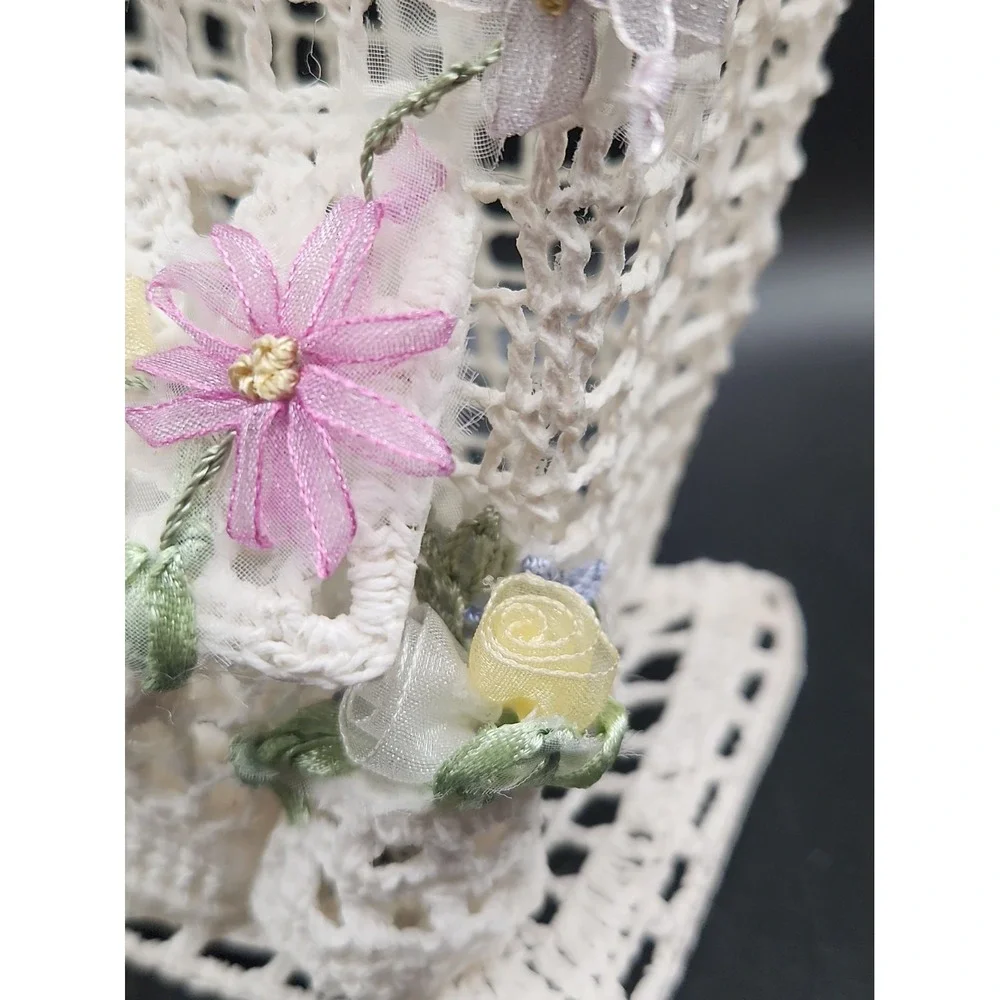 Vintage Cottagecore Starched Crochet House Ribbon Embroidery Flower Cottage 7.5